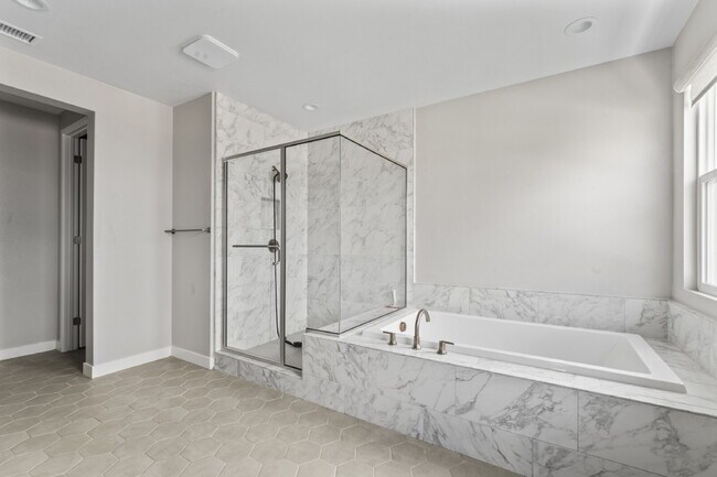 Building Photo - "Spacious Santa Clarita Sanctuary: 4-Bedro...