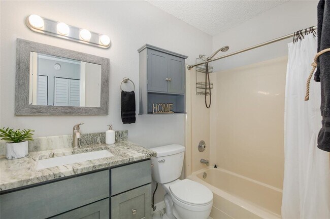 Building Photo - Beautifully Updated Condo