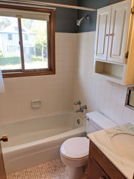 bathroom tub + window - 1916 N 44th Ave