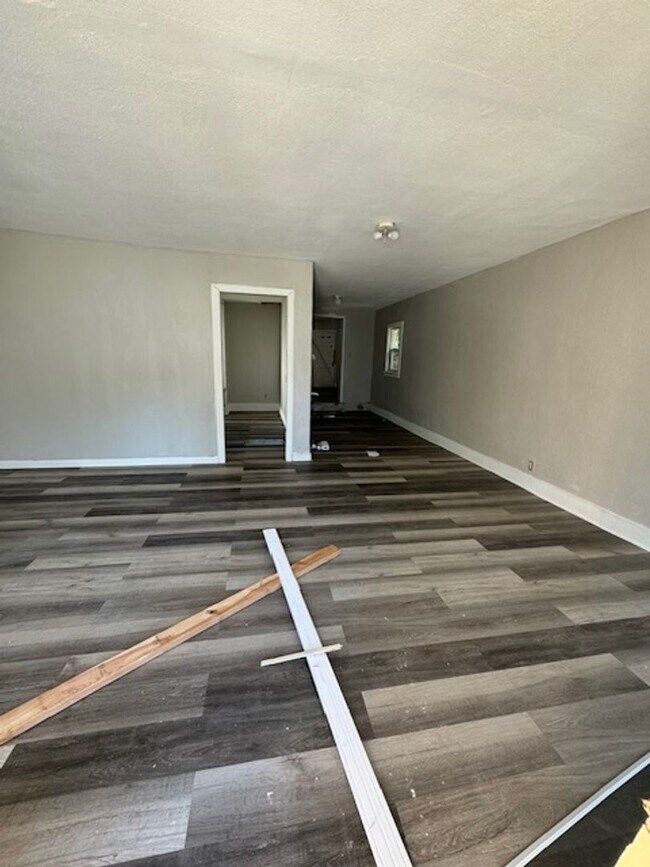 Building Photo - Fully renovated! Rent Reduced!
