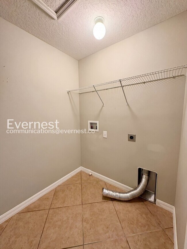 Building Photo - 4 Bed, 3 Bath Home with Garage / Pet-Friendly / Vouchers Accepted / Available Now!