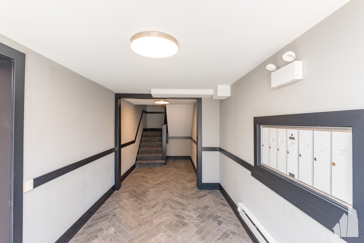 Building Photo - 3937 N Janssen Ave