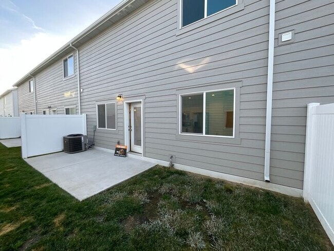 Building Photo - 3 bedroom 2.5 Bath Townhouse