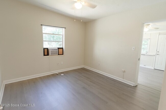 Building Photo - 985 S Fiske Blvd