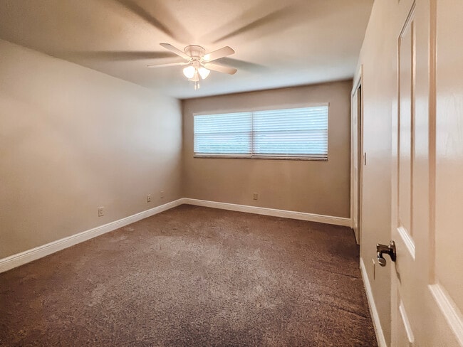 Building Photo - 1858 Oak Park Dr S