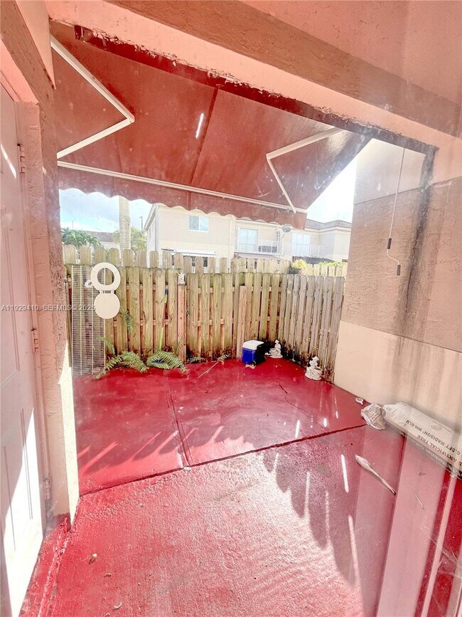 Building Photo - 220 E 4th St