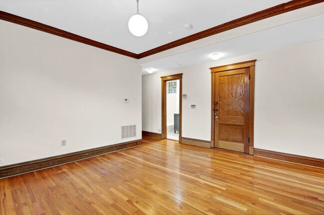 Building Photo - 3600 N Hermitage Ave