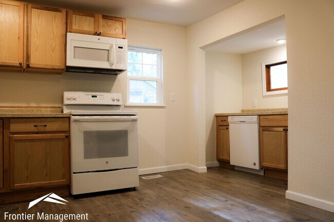 Building Photo - Recently Remodeled 3 Bedroom Farm Style Home!