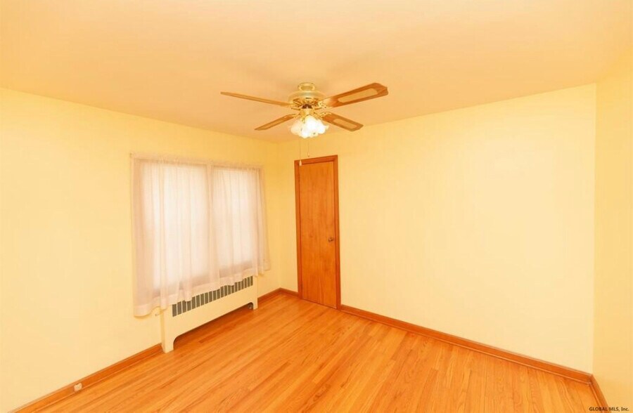1st Bed room - 47 Lockrow Blvd