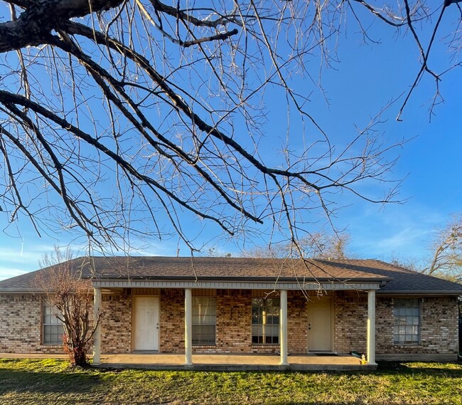 Building Photo - 1917 Pine Tree Dr