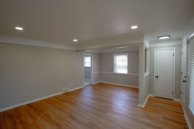 Building Photo - 3 Bedroom Ranch - $2650