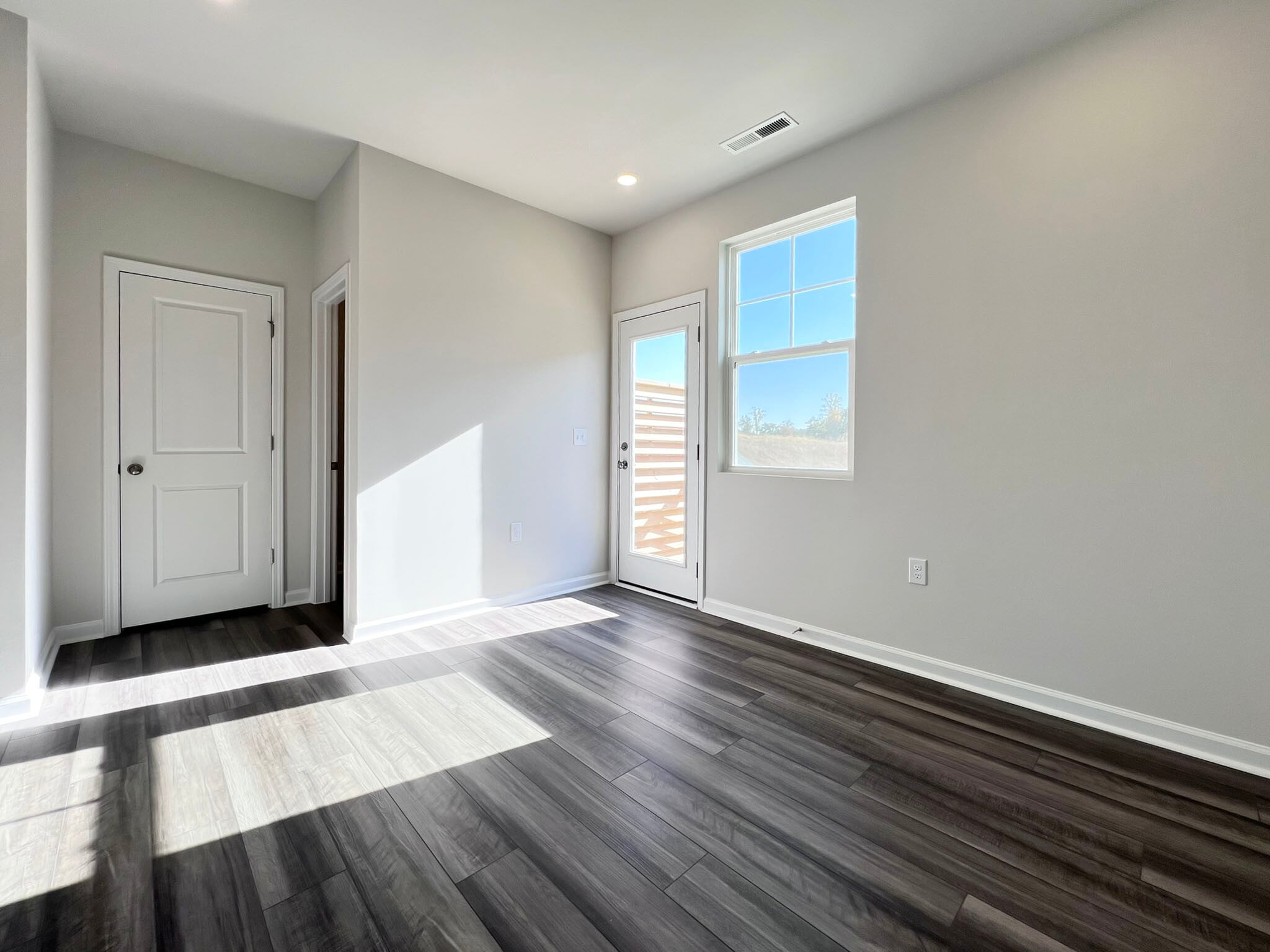 Building Photo - 1988 Rosedale Ridge Ave