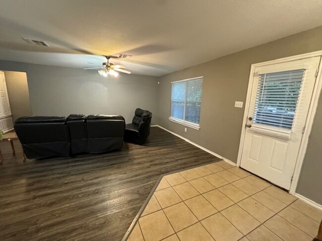 Building Photo - Nice 3 bedroom 2 Bath One Story Home
