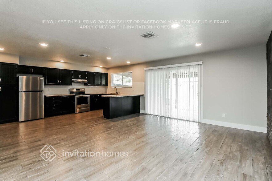 Building Photo - 2320 E Holmes Ave