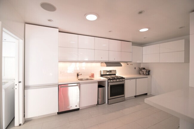 Building Photo - 920 N Beverly Glen Blvd