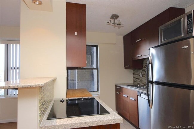 Building Photo - 44 Strawberry Hill Ave