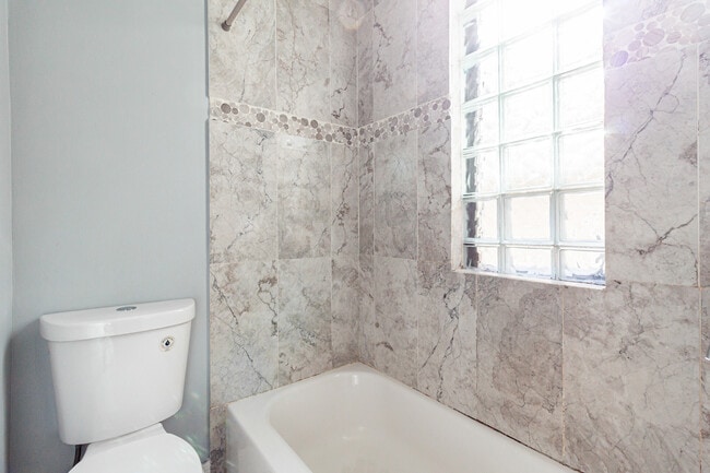 Building Photo - 2968 N Ridgeway Ave