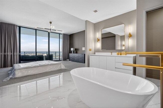 Building Photo - 700 NE 24th St