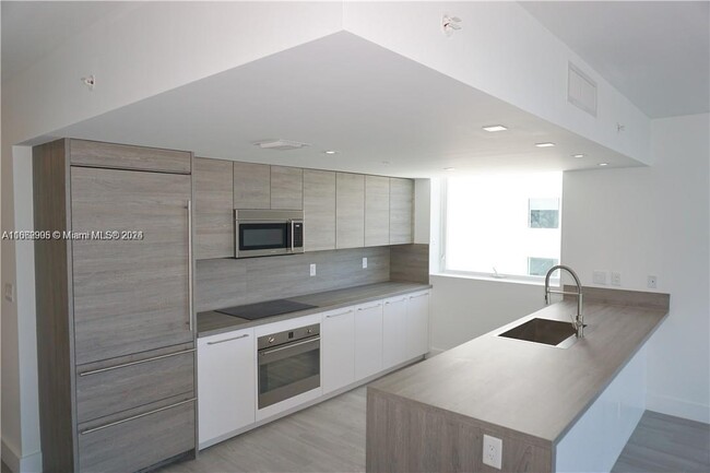 Building Photo - 3 bedroom in Sunny Isles Beach FL 33160