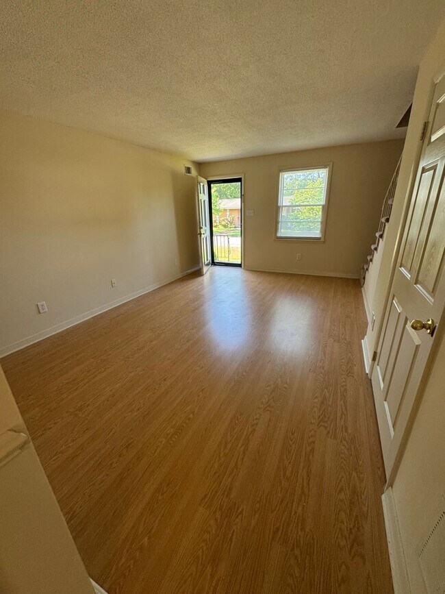 Building Photo - Spacious 2 Bed, 1.5 Bath Apartment in Prim...