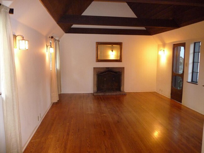 Building Photo - 2057 N Las Palmas Ave