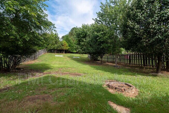 Building Photo - 2017 White Cedar Ln