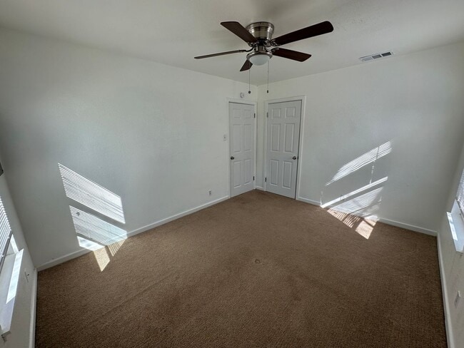 Building Photo - 3bed 1 bath / NOW AVAILABLE!