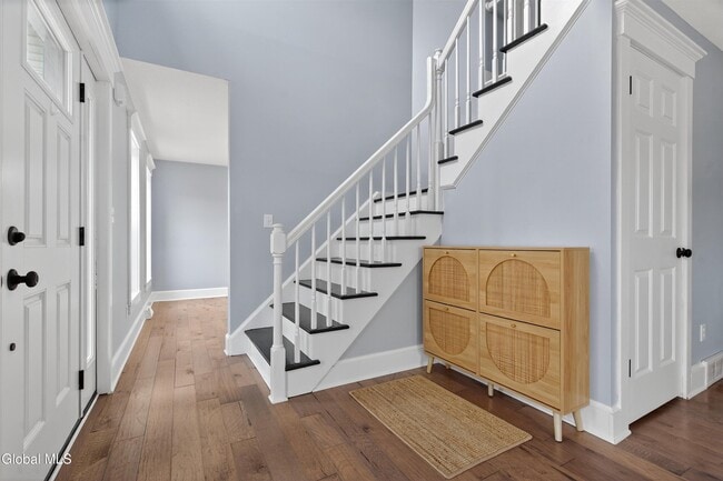 Building Photo - 716 Adams Cir