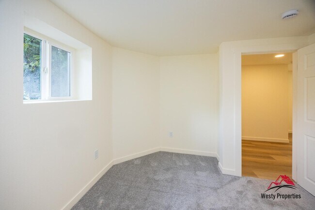 Building Photo - 542 NE Brazee St