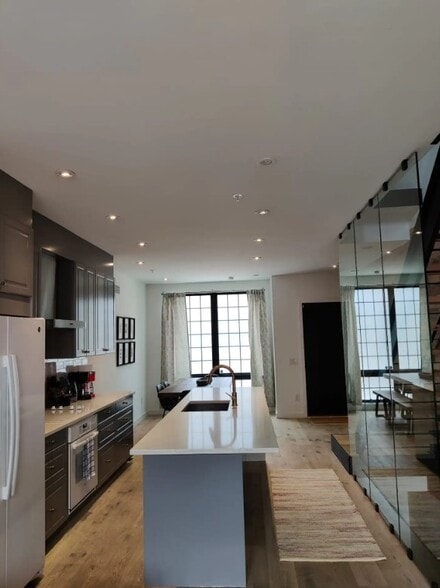 Building Photo - 1417 N Hope St