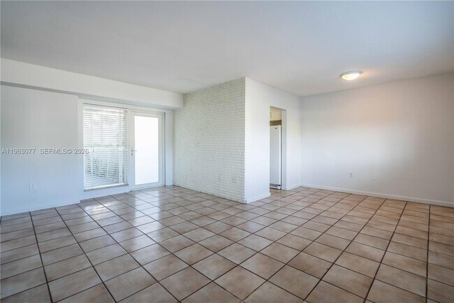 Building Photo - 1940 Biarritz Dr