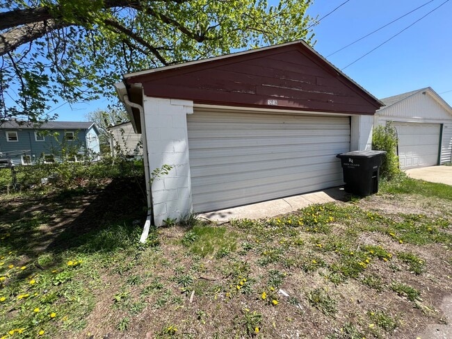 Building Photo - 3 bedroom 1 bath home in Rock Island