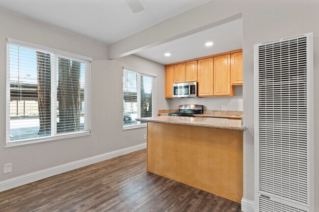 Building Photo - 975 Murrieta Blvd