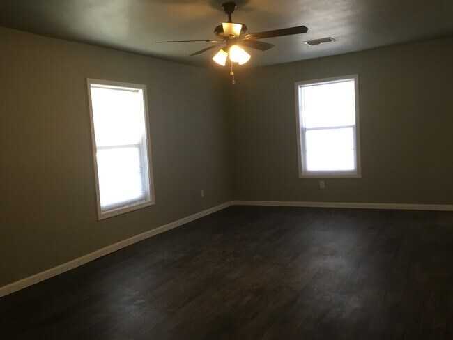 Building Photo - COLLEGE PROPERTY---PRE-LEASING FOR AUGUST! Amazing Updates! 3 bedroom 2 bath