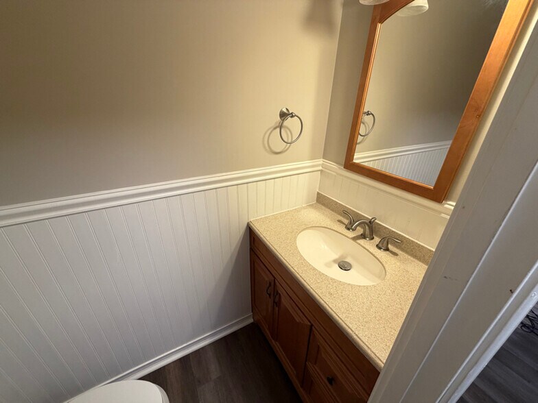 Building Photo - 10813 Daisy Ct