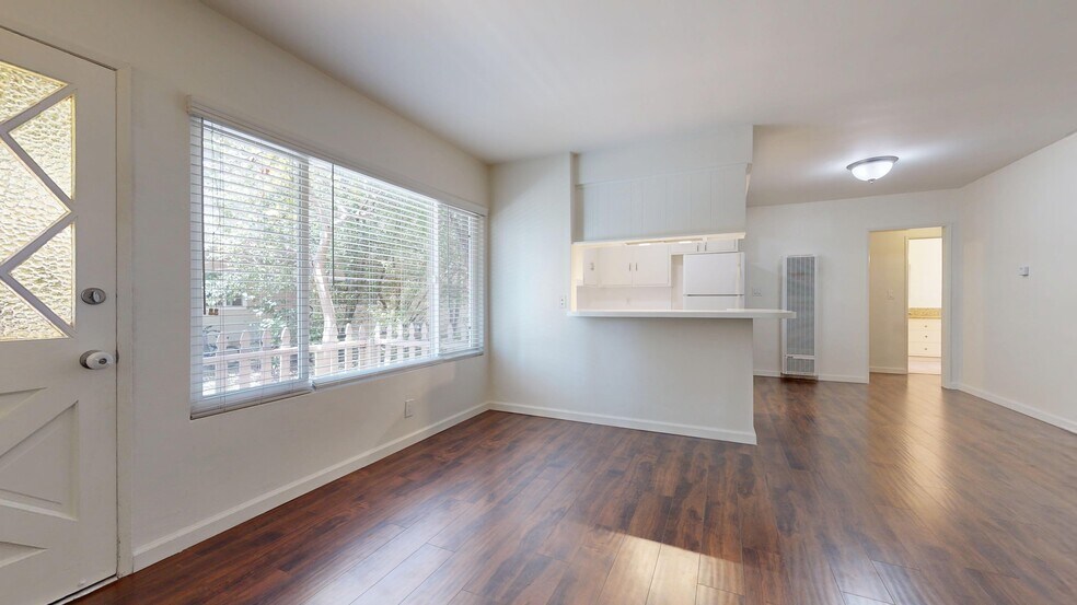 Building Photo - 2407 Ruhland Ave