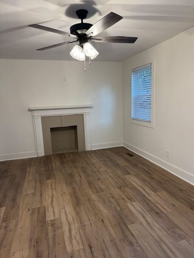 Building Photo - WWW Real Properties