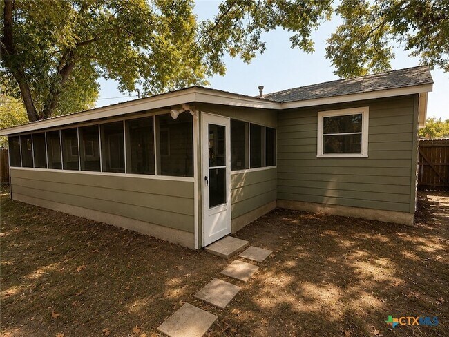 Building Photo - 511 E Milam St
