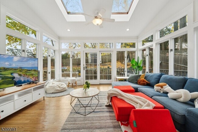 Building Photo - 17 Edison Dr