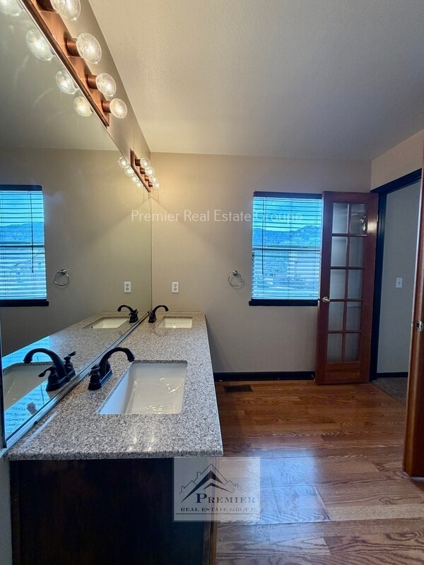 Building Photo - 1428 Coolcrest Dr