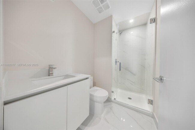 Building Photo - 700 NE 24th St