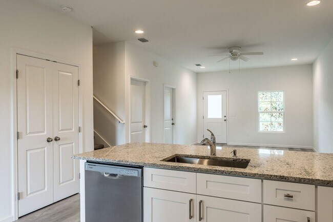 Building Photo - 5347 Vista Lago Dr