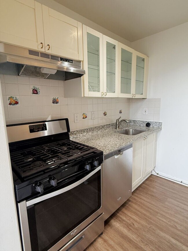 Building Photo - Ready for immediate move-in! 1 bed/1bath in Grosvenor.