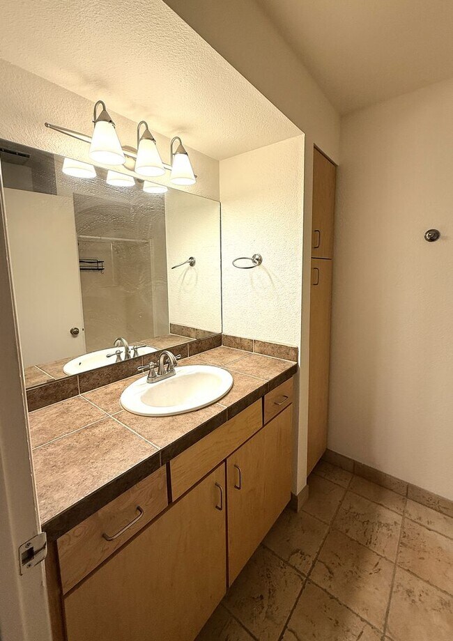 Building Photo - The Reserve Compound - Ground Level 2 bedroom, 2 bath - Close to Pool/Gym area