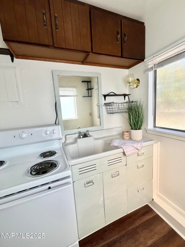 Primary Photo - 1224 E St