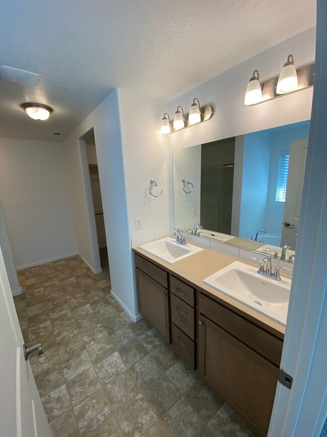 Building Photo - Stunning 3 Bed 2 Bath Rancher in Spokane V...