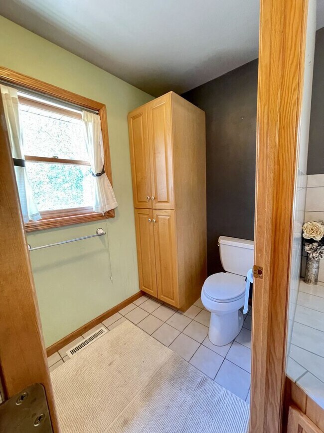 Building Photo - Spacious country Home on 13 acres