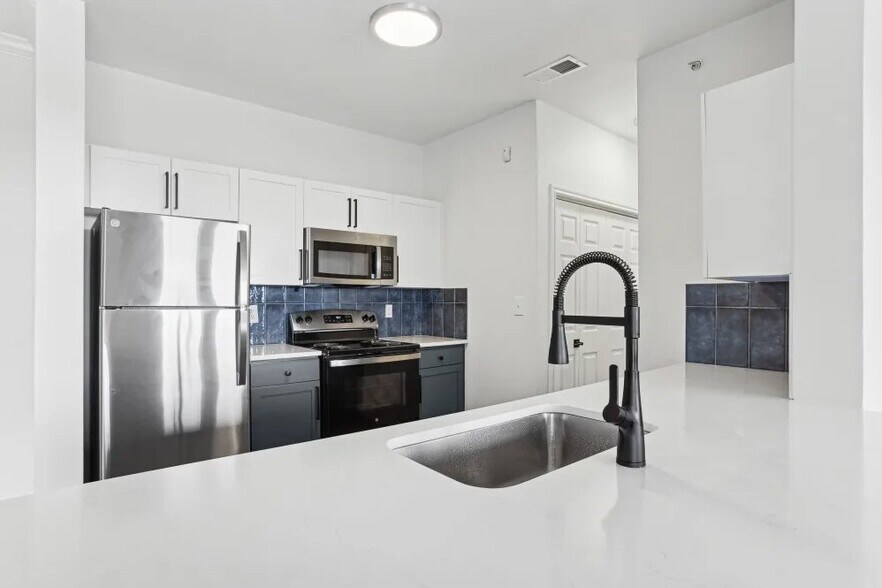 Building Photo - 7301 Oakmont Blvd