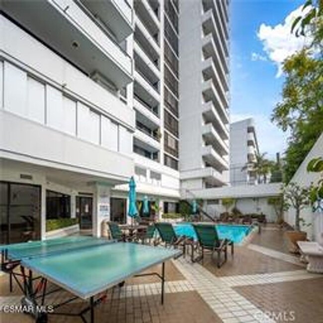 Building Photo - Extensively remodeled huge 1 bedroom/1.25 ...