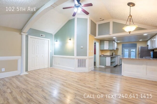 Building Photo - 102 5th Ave